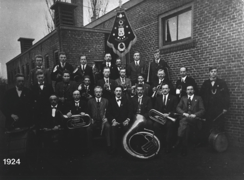 1924 foto achter Burgerschool Zuiderbolwerk dirigent van de Water