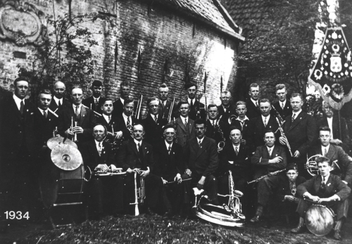 1934 met dirigent JH van de Water