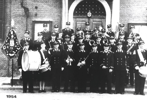 1954 in de nieuwe uniformen voor het stadshuis dirigent Joh. Boosman